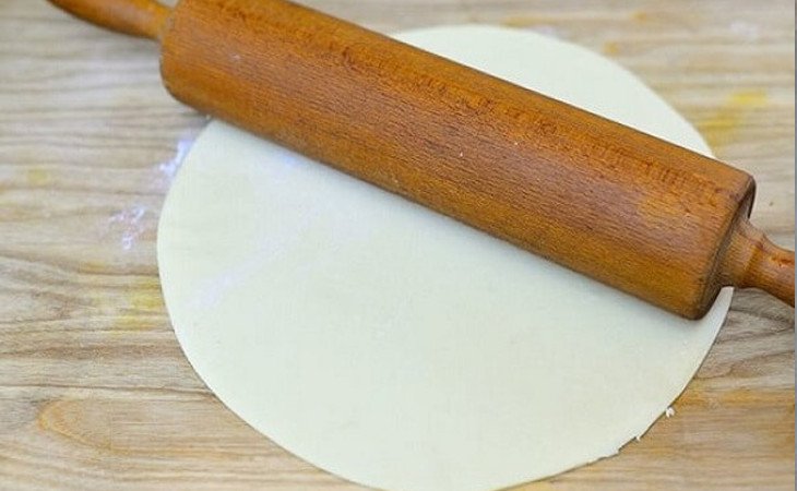 Dùng chén tạo hình vỏ bánh sủi cảo tròn