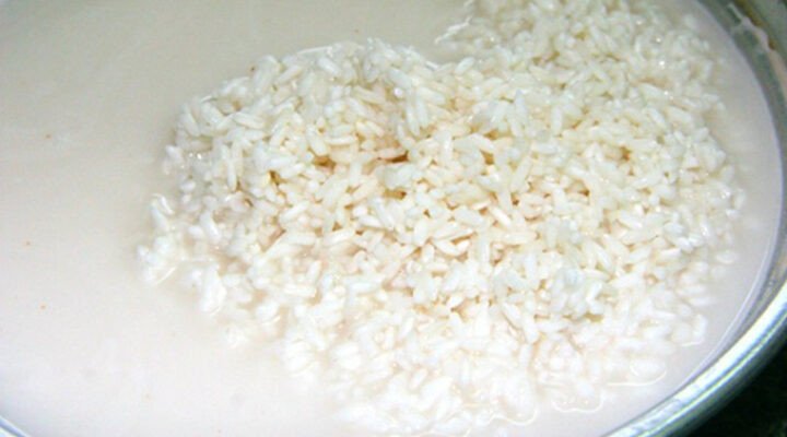 Gạo nếp đã ngâm nước tro kỹ lưỡng chuẩn bị gói bánh tro