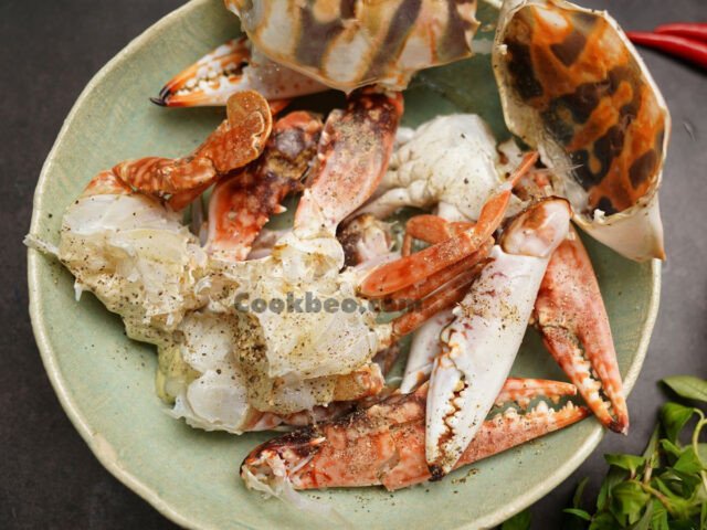 Ghẹ tươi được làm sạch cẩn thận trước khi chế biến món ghẹ rang me