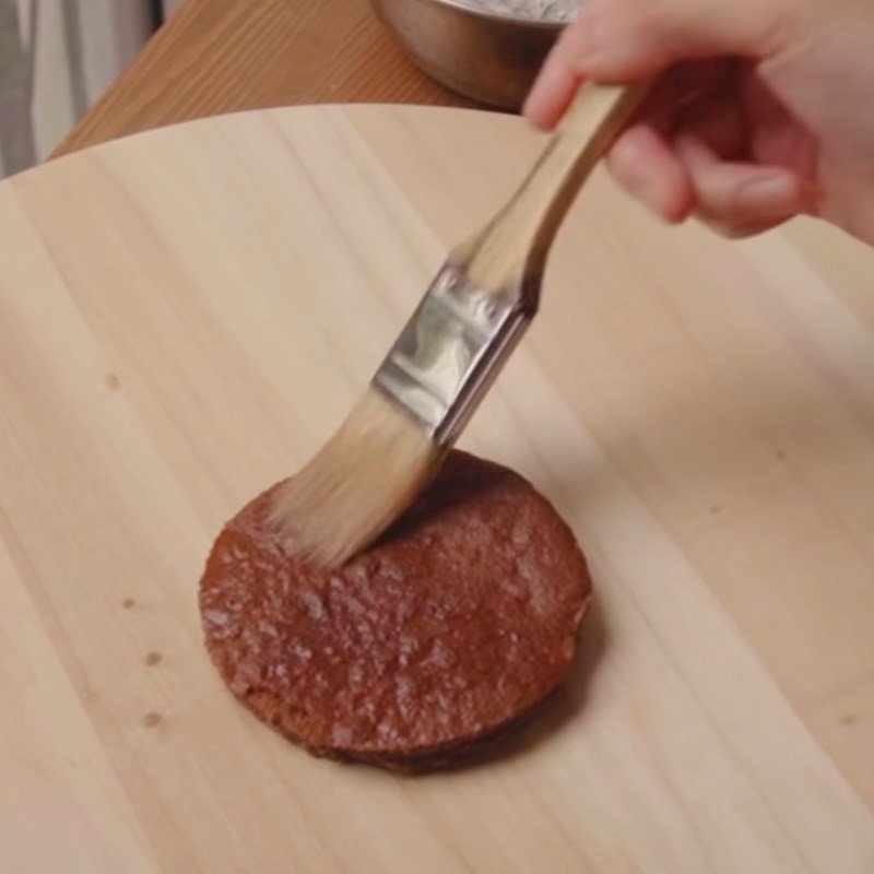 Ghép các lớp bánh kem nhỏ với kem phô mai