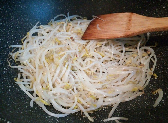 Giá đỗ được chần nhanh trong nước sôi rồi làm nguội bằng nước đá