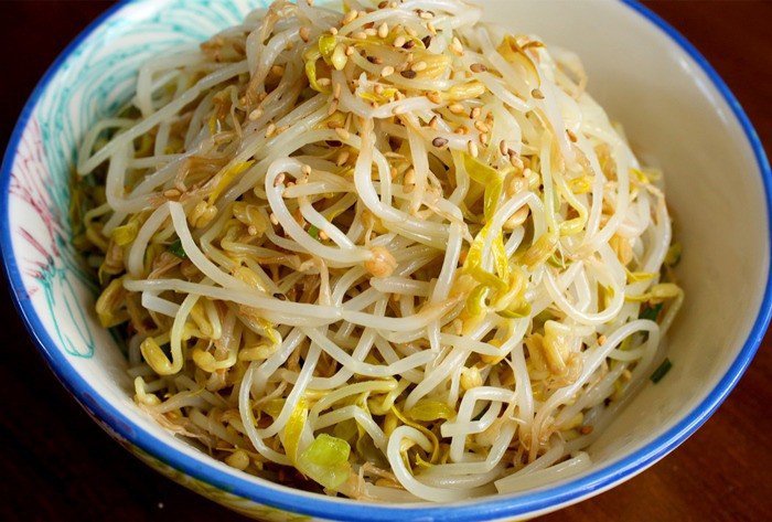 Giá đỗ sạch có rễ dài và thân chắc chắn