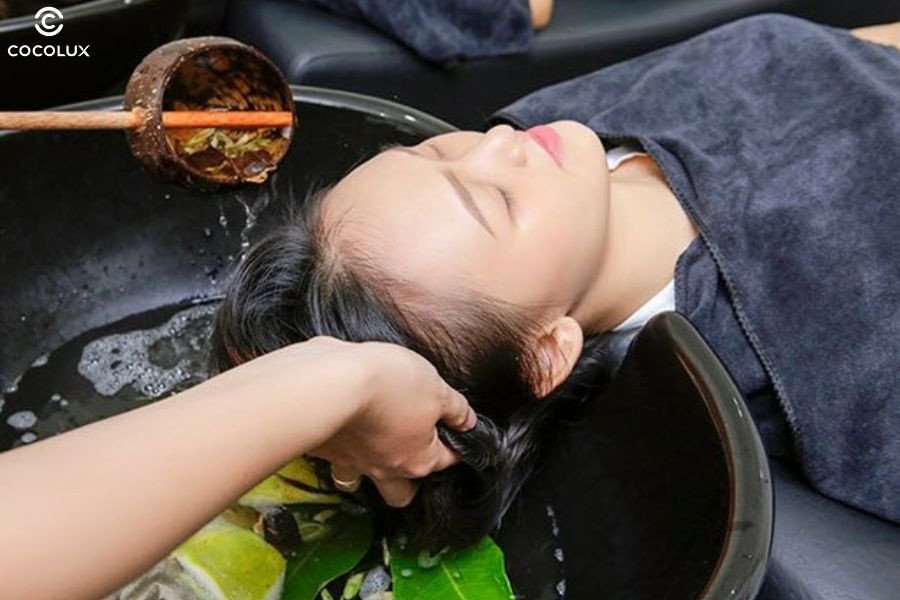Gội đầu đúng cách với dầu gội thảo dược sẽ giúp các thành phần phát huy tác dụng tối đa, tạo bọt làm sạch tóc
