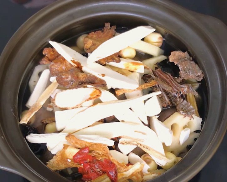 Hầm đuôi bò với thuốc bắc trong nồi