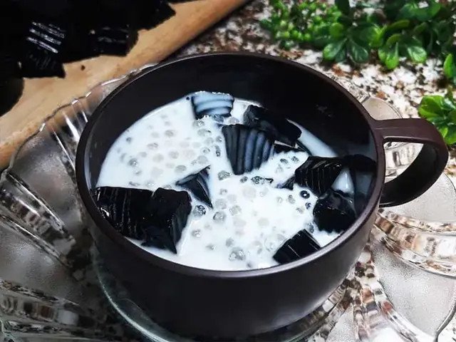 Hạt é khi ngâm nước nở ra thành lớp gel trong suốt bao quanh hạt.