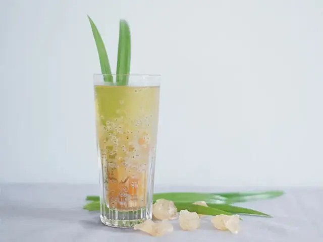 Hạt é sau khi ngâm nở đều, tạo thành lớp gel trong suốt.