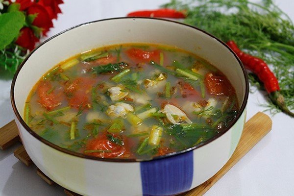 Hình ảnh bát canh ngao nấu cà chua và dọc mùng nóng hổi, thanh mát