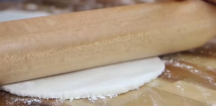 Hình ảnh cán bột làm bánh canh ngọt