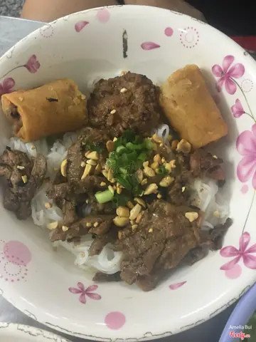 Hình ảnh minh họa sự đa dạng của các món ăn tại Bún Thịt Nướng Hoàng Văn