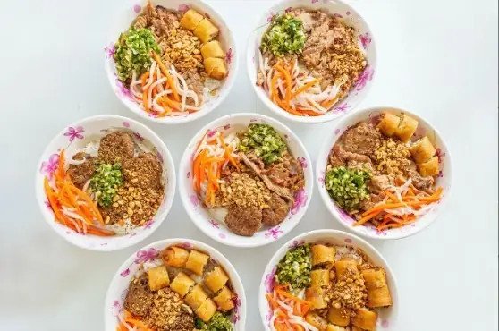 Hình ảnh minh họa tô bún thịt nướng hấp dẫn với thịt nướng vàng ươm, rau sống tươi xanh và nước mắm đậm đà