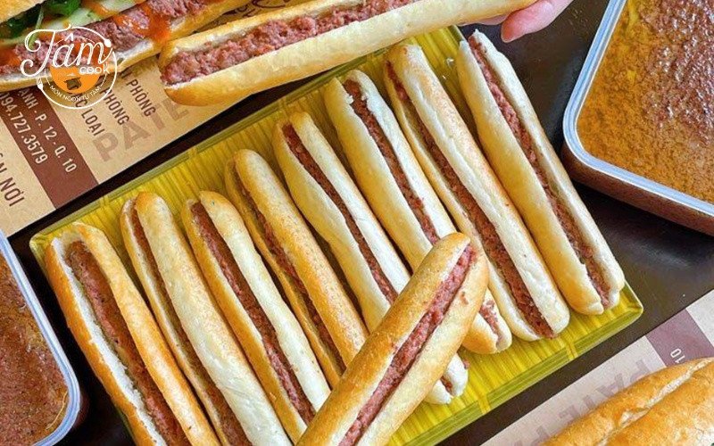 hình ảnh minh họa việc ăn bánh mì que