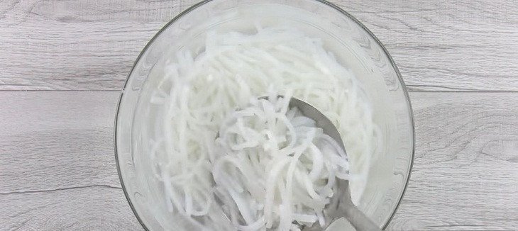 Hình ảnh ngâm bột bánh canh ngọt trong nước lạnh