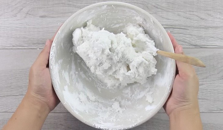 Hình ảnh nhào bột làm bánh canh ngọt