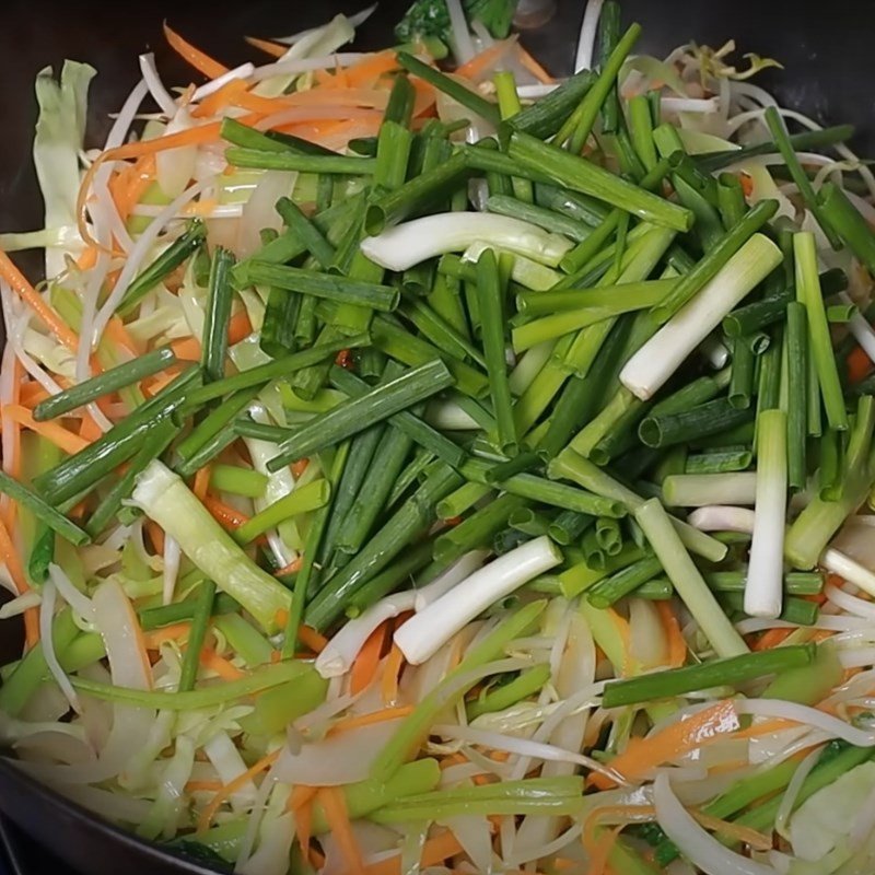 Hoàn thành công đoạn xào rau chuẩn bị bún khô