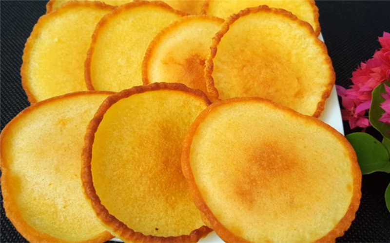 Hoàn thành món bánh bột mì rán ngọt thơm ngon