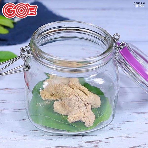 Hũ thịt chua Thanh Hóa đang được ủ với các loại lá thơm, chuẩn bị cho quá trình lên men.
