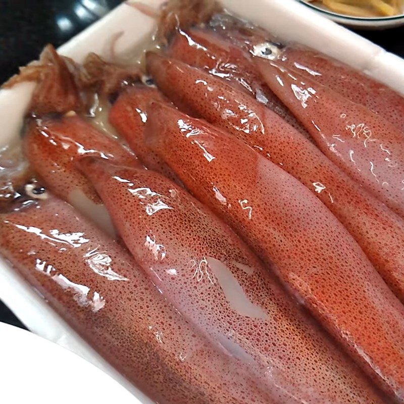 Hướng dẫn sơ chế và làm sạch mực tươi đúng cách để nấu lẩu