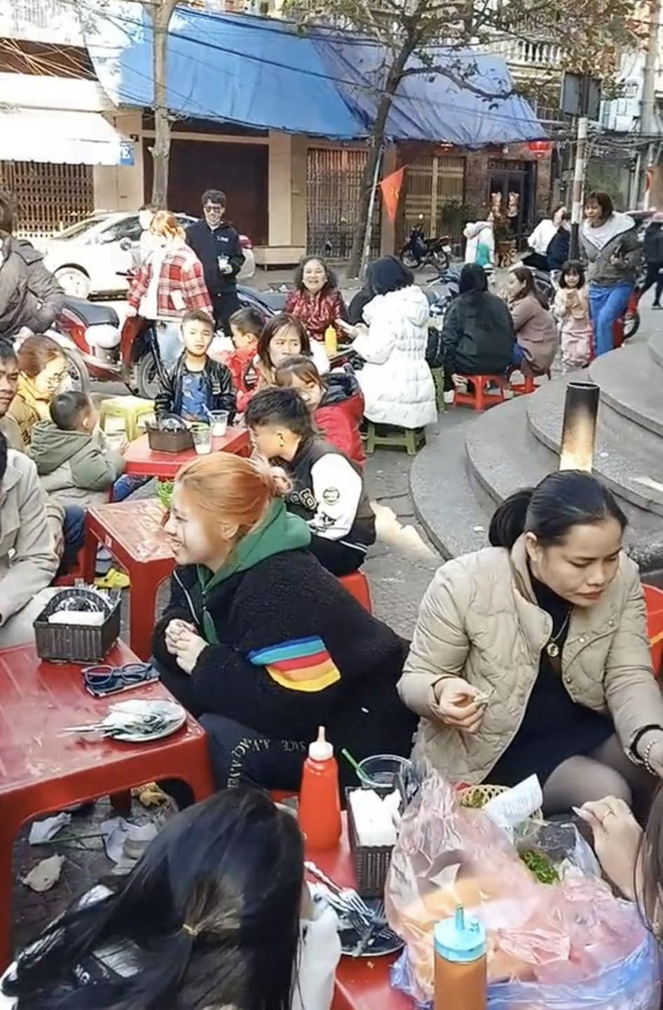 Khách hàng háo hức nhận ổ bánh mì ngọc ngà Nam Định nóng hổi, giòn rụm