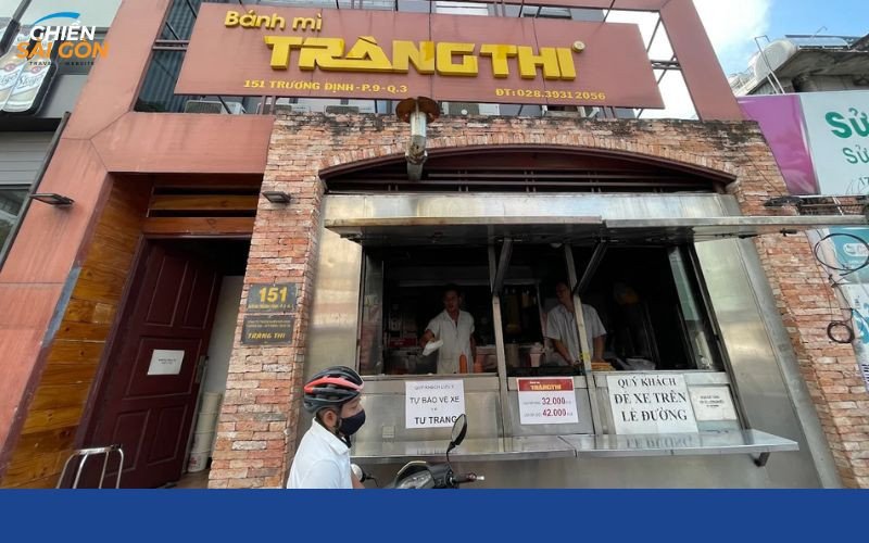 Khách hàng kiên nhẫn chờ đợi để mua bánh mì Kebab Tràng Thi tại cửa hàng