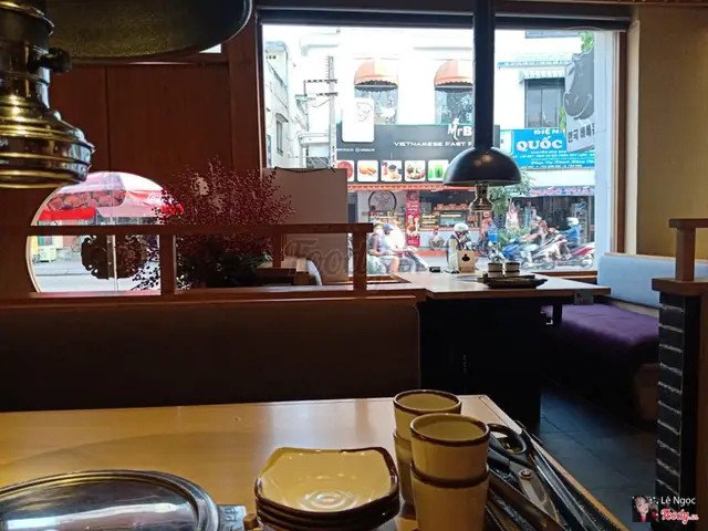 Khách hàng thưởng thức tại Gogi House Tân Sơn Nhì