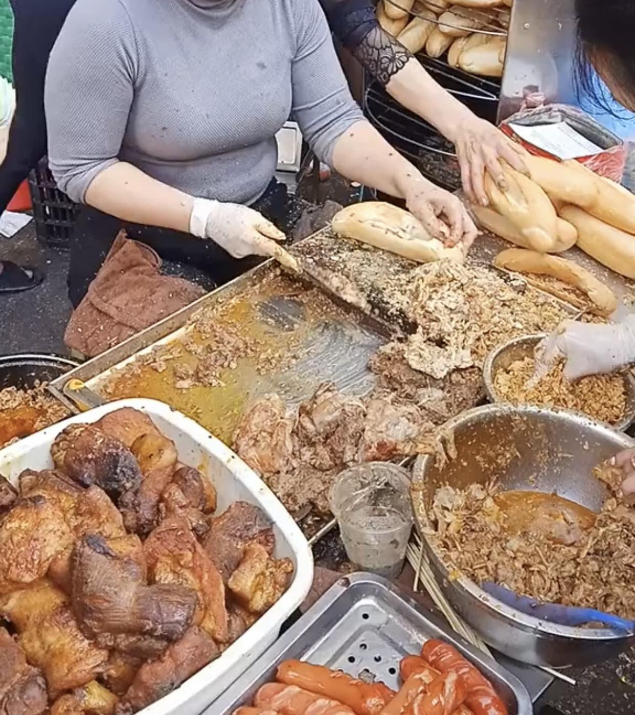 Khách hàng xếp hàng dài chờ đợi để thưởng thức bánh mì ngọc ngà Nam Định