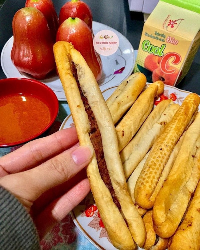 Khay bánh mì que Bà Tứ Đà Nẵng nóng hổi, sẵn sàng phục vụ