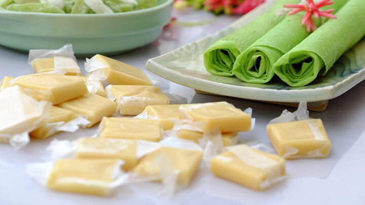 Khay kẹo dừa thơm ngon được cắt nhỏ, sẵn sàng để thưởng thức, thể hiện định lượng calo trong 1 viên kẹo dừa.