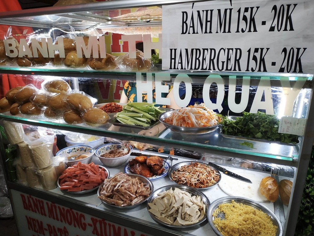 Khay nhân cá khô rim ngọt đặc trưng của bánh mì Út Tâm Phú Quốc, bí quyết làm nên hương vị độc đáo