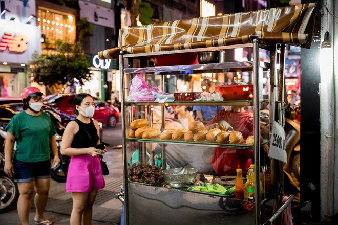 Khay thịt nướng thơm lừng đang được chuẩn bị tại quán