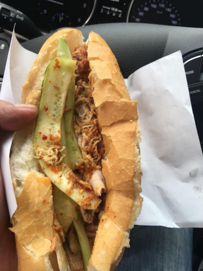 Khay thịt xá xíu đỏ au, thơm lừng sẵn sàng cho món bánh mì Phố Huế.