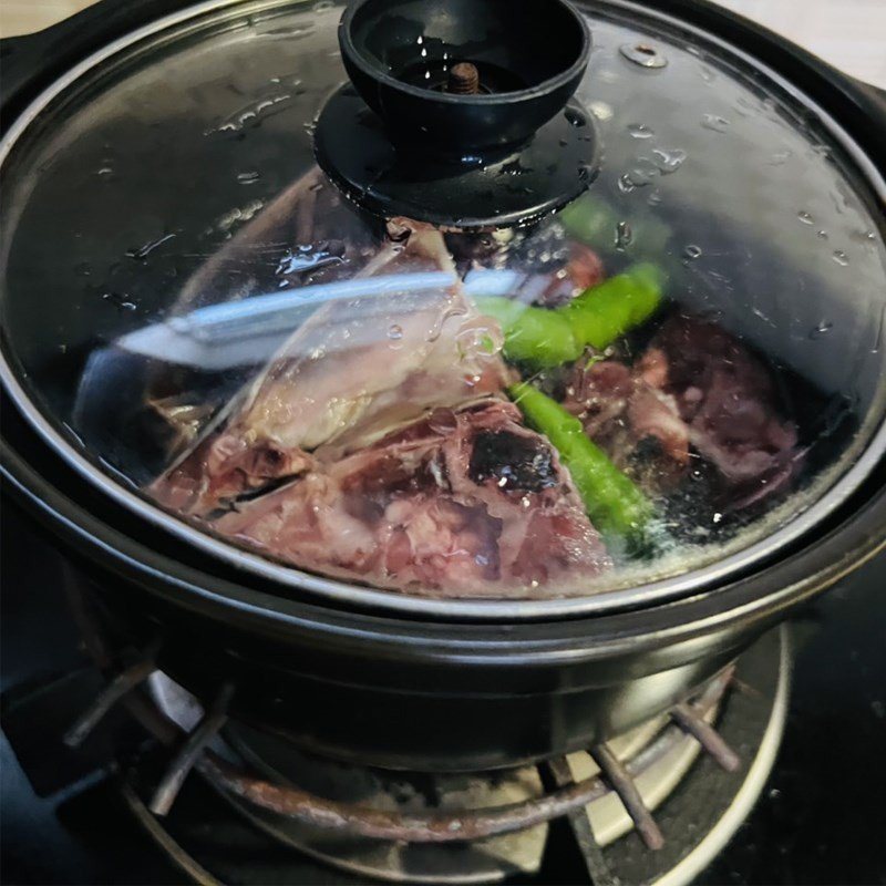 kho đầu cá ngừ với nước dừa
