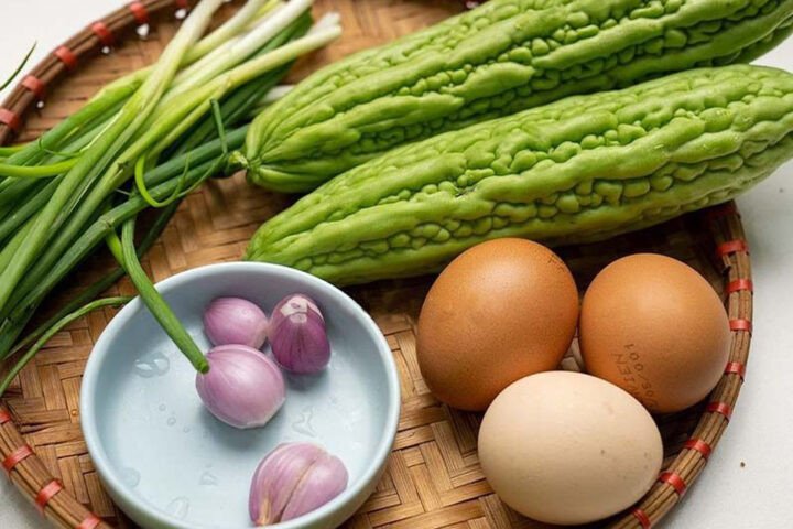 Khổ qua tươi xanh, nguyên liệu chính cho món cách xào khổ qua với trứng ngon miệng
