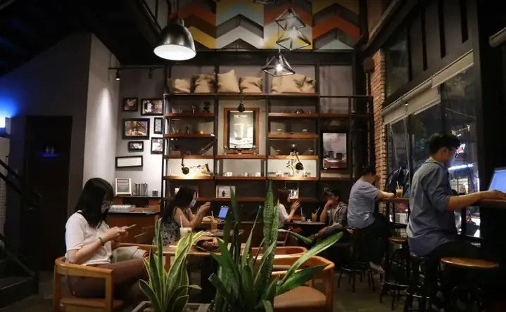 Không gian bên trong The Coffee House Cao Thắng với cây xanh và ánh sáng tự nhiên