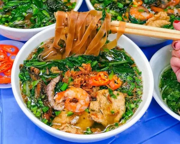 Không gian quán Bún Đậu Mắm Tôm Tiến Hải sạch sẽ, thoáng mát