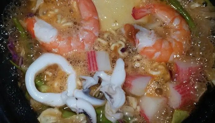 Không gian sôi động của Mì Cay Xíu Quận 4