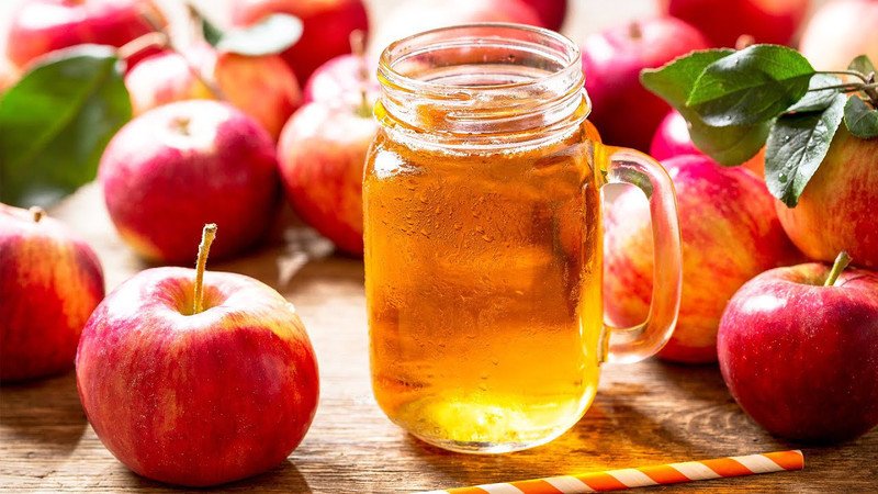 Không nên uống nước ép táo khi bụng đói