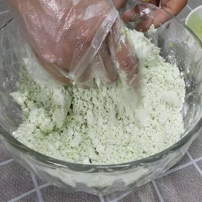 Kỹ thuật trộn bột bánh phục linh lá dứa cho độ ẩm lý tưởng