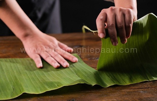 Lá chuối được cắt tỉa để gói bánh bột lọc
