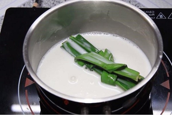 Làm nước cốt dừa sánh mịn ăn kèm bánh chuối hấp bằng bột năng