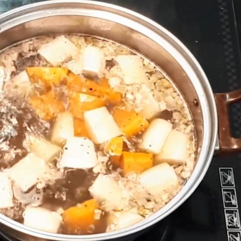 Lẩu cá nheo hấp dẫn với đầy đủ các loại nguyên liệu ăn kèm