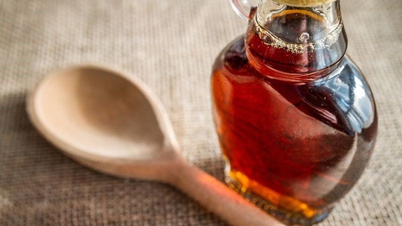 Lọ thủy tinh chứa siro húng chanh quất mật ong tự làm, sẵn sàng bảo quản trong tủ lạnh để sử dụng lâu dài