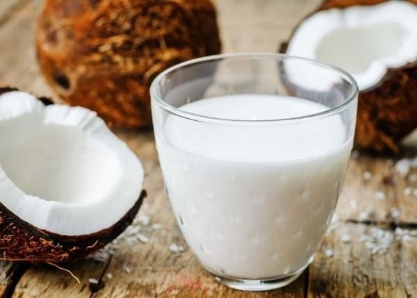 Lon nước cốt dừa đóng hộp tiện lợi, sẵn sàng cho món chè thơm ngon