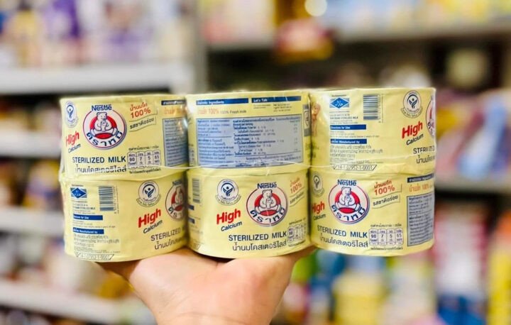 Lon sữa gấu Nestle Thái Lan truyền thống với thiết kế quen thuộc, tượng trưng cho hương vị tuổi thơ và giá trị dinh dưỡng