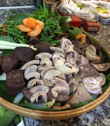 Cách Nấu Lòng Lợn Luộc Chấm Mắm Tôm Đúng Bản Sắc: Từ Chọn Nguyên Liệu Đến Thành Phẩm
