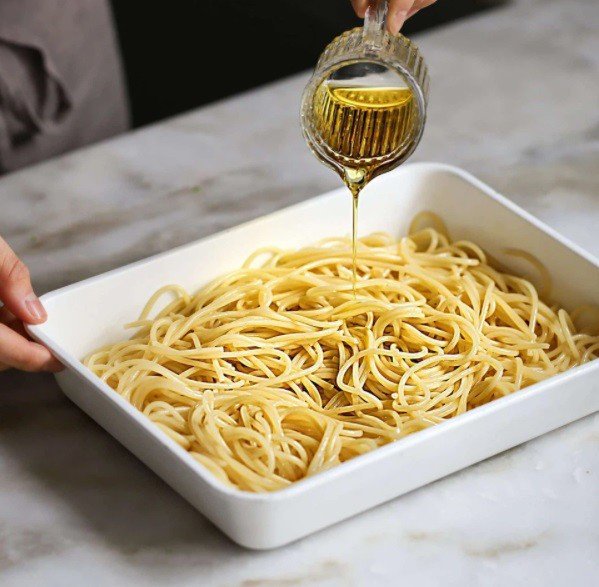 Luộc mì spaghetti để chuẩn bị mì xào bò kiểu Hàn Quốc