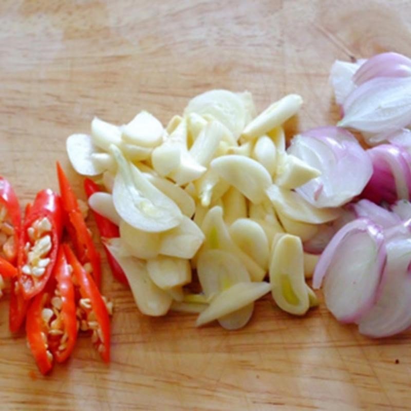 Măng chua thái sợi đã được chuẩn bị, mang lại hương vị đặc trưng cho món vịt xáo măng