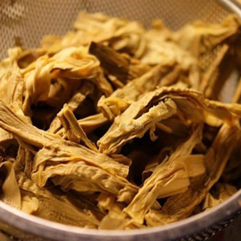 Măng khô thái sợi chuẩn bị xào