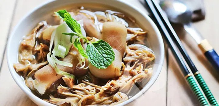 Măng khô xé sợi đang được luộc trong nồi