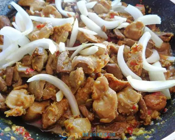 Hướng Dẫn Làm Mề Gà Xào Hành Tây Đơn Giản Tại Nhà