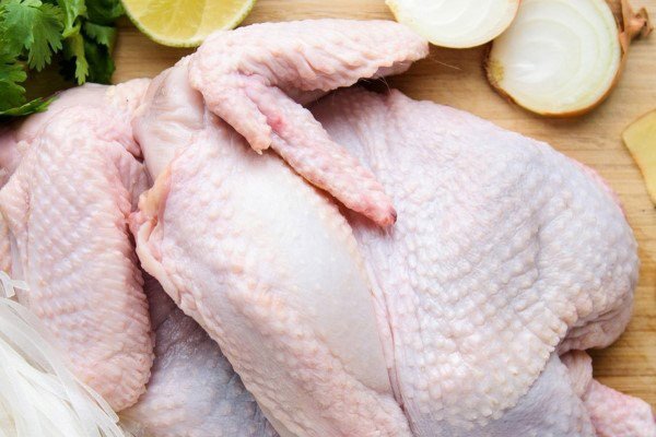 Mẹo làm sạch gà và khử mùi hôi cho thịt gà hầm sả